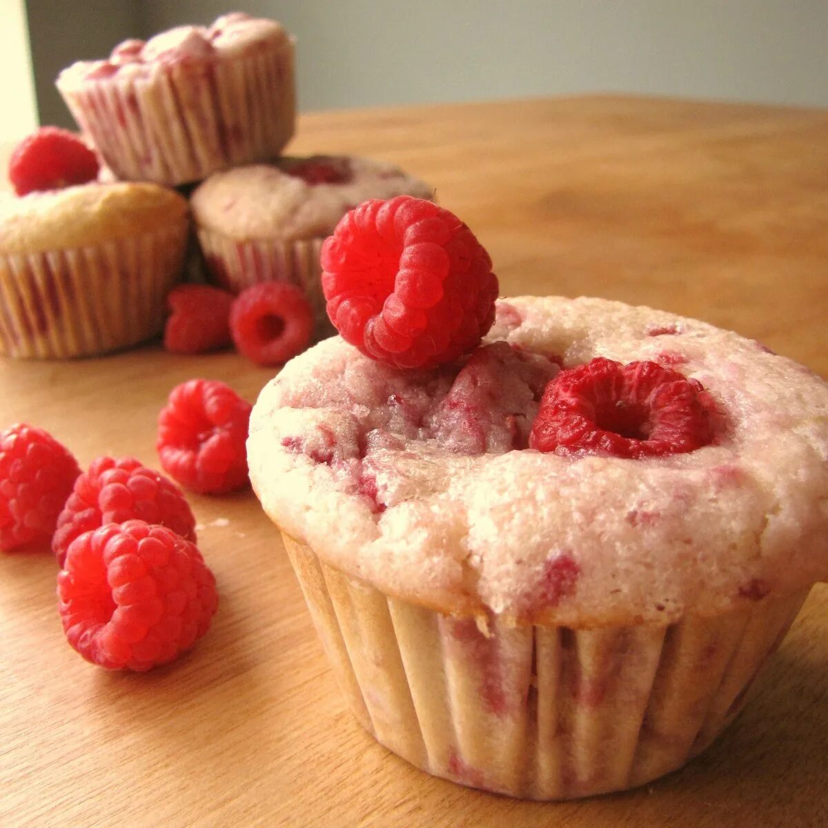 день кексов с малиной. маффины с малиной. малиновые маффины. маффины с малиной. маффины.