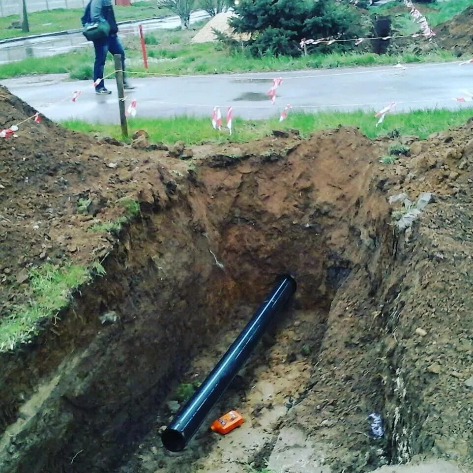 Канализация. Водопровод. Прокол под канализационную трубу. Прокол грунта под дорогой.