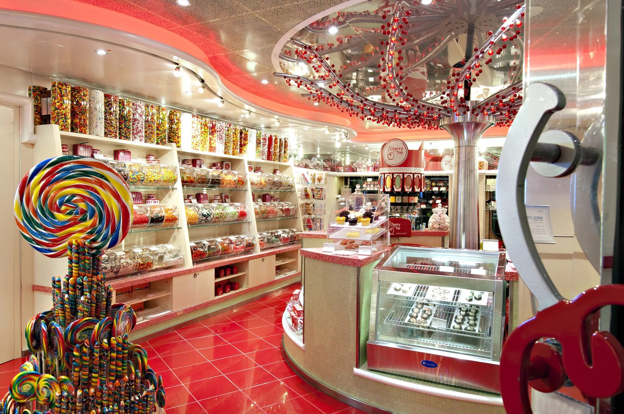 Любое магазин в мире. Красивый магазин конфет. Магазин необычных сладостей. Интерьер магазина сладостей. Прилавок со сладостями.
