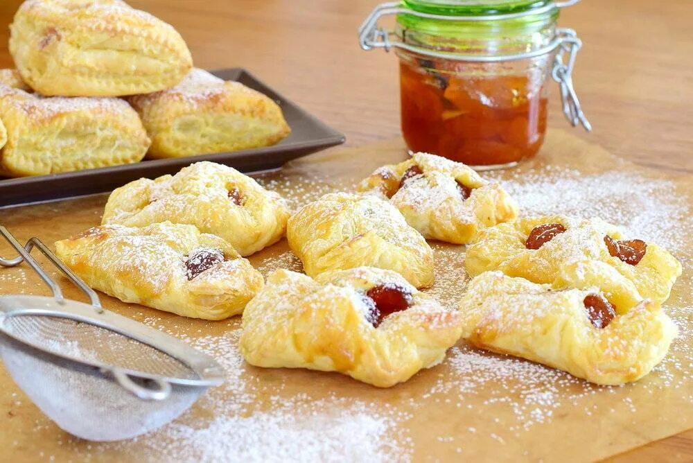 Изделия из бездрожжевого теста. Трубочки из слоёного теста. Бездрожжевое тесто что можно приготовить. Слоеная выпечка. Слойки с джемом.