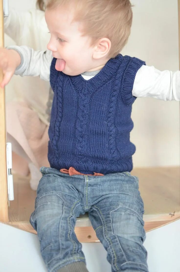 Жилет детский для мальчика вязаный. Вязаная безрукавка для мальчика. Жилетки для для мальчика 6 мес. Детская вязаная жилетка для мальчика. Вязаный жилет для мальчика 2 года.