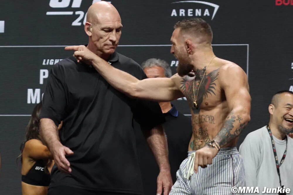 Коннор взвешивание. Взвешивание конора. Ufc коннор. Конор ufc 246. Коннор взвешивание.