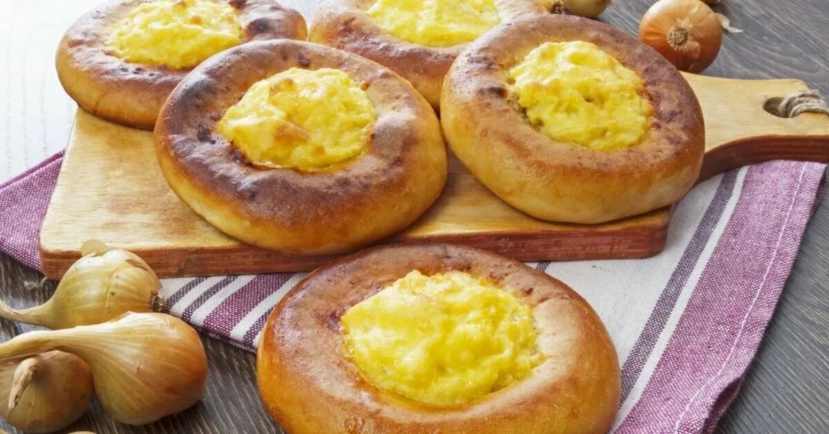 Ватрушка с картошкой рецепт с фото. Шаньги ватрушки с творогом. ватрушка с картофелем. тесто для ватрушек с картошкой. ленивые чудушки с картошкой.