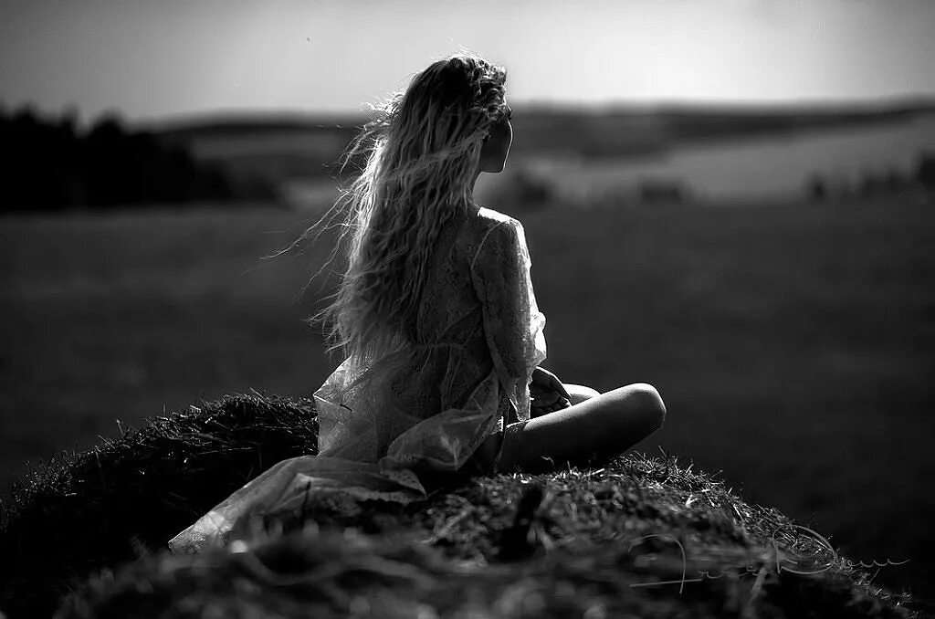 черно белые картинки девушки грустный. черно белые картинки девушки грустный. одиночество девушка. грустная девушка. печальная девушка.