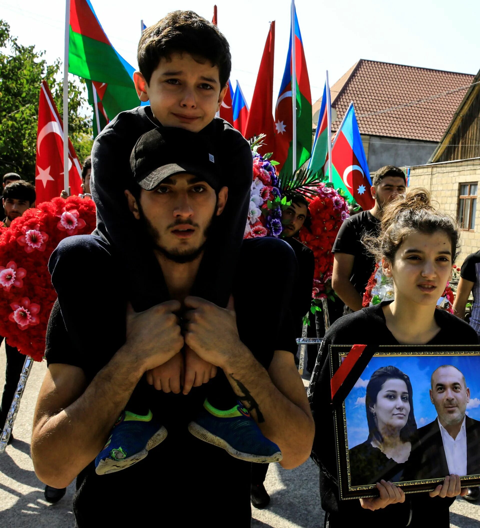 Азербайджан против армян. Армяне и азербайджанцы не братья. Армянская диаспора. Армения и азербайджан братья навек. Азербайджанец и армянка.