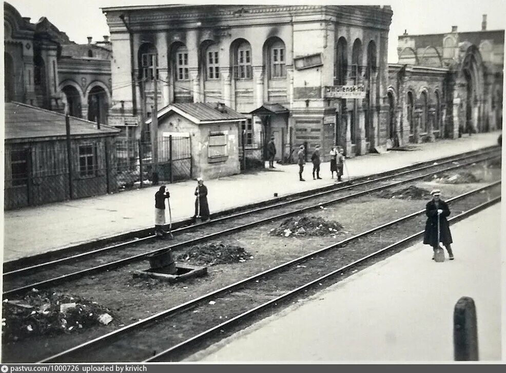Старый саратовский жд вокзал. Железнодорожный вокзал пермь-1, 1878. Возле старого вокзала. Поезд перрон вокзал фон. Витебский вокзал перон.