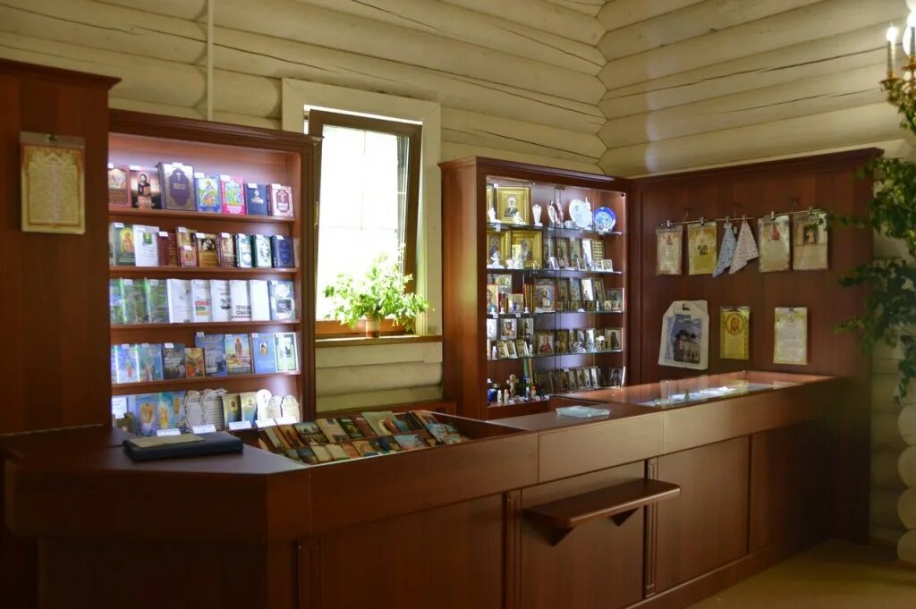 Иконная лавка сретенского монастыря. Церковная лавка фото. Церковная лавка нило столбенского монастыря. Троицкий храм иконная лавка. Церковная лавка магазин москва.