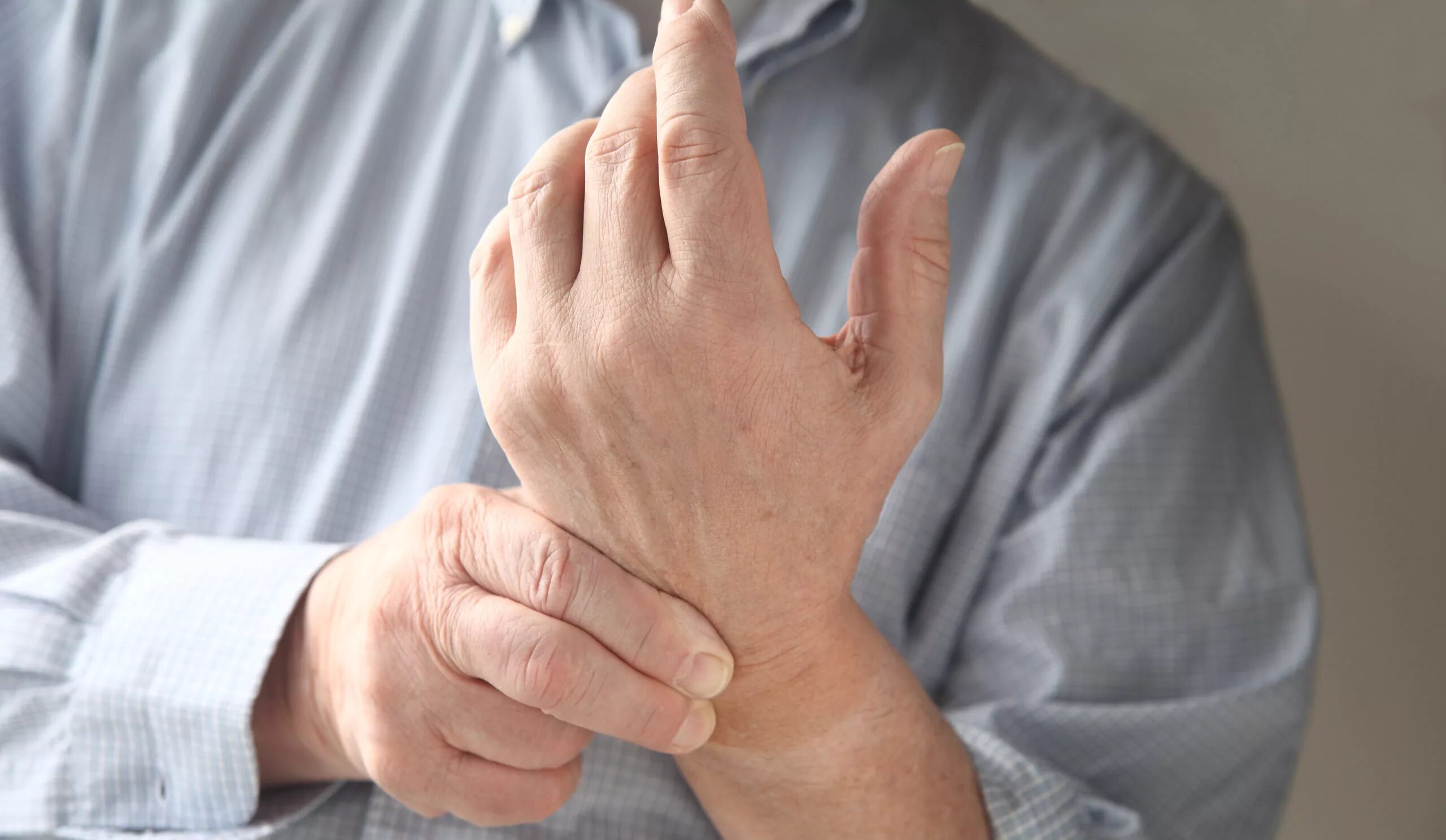 Лекарство при во паллении суставов кистей рук. Как лечить руки у взрослых. Как лечить руки у взрослых. Аллергический дерматит на руках. Фотосенсибилизация фотодерматит.