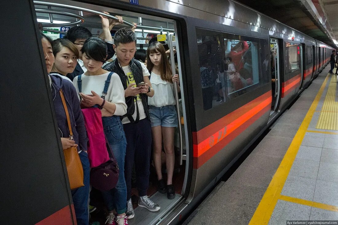 Движения общественном транспорте метро. Метро поезд пекин. китайское метро пекин. вагон метро пекин. метро пекина 2025.