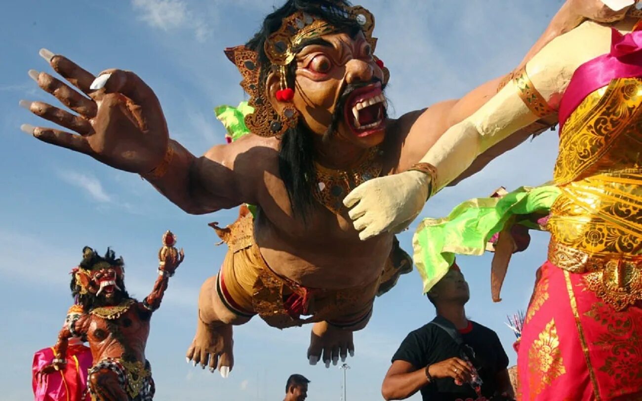 Парад ого ого. Ньепи на Бали. День тишины (Nyepi Day) - Бали. Парад ОГО ОГО на Бали. День Ньепи на Бали.