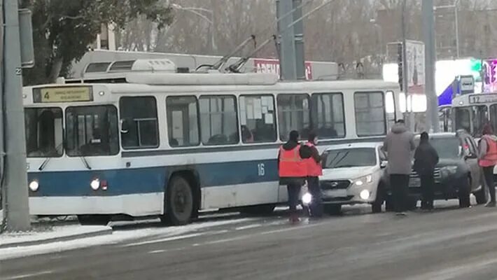 Троллейбус Самара авария. ДТП С троллейбусом в Самаре. Авария троллейбус маршрут Самара. Троллейбус 4 Самара. Троллейбус 4 самара маршрут