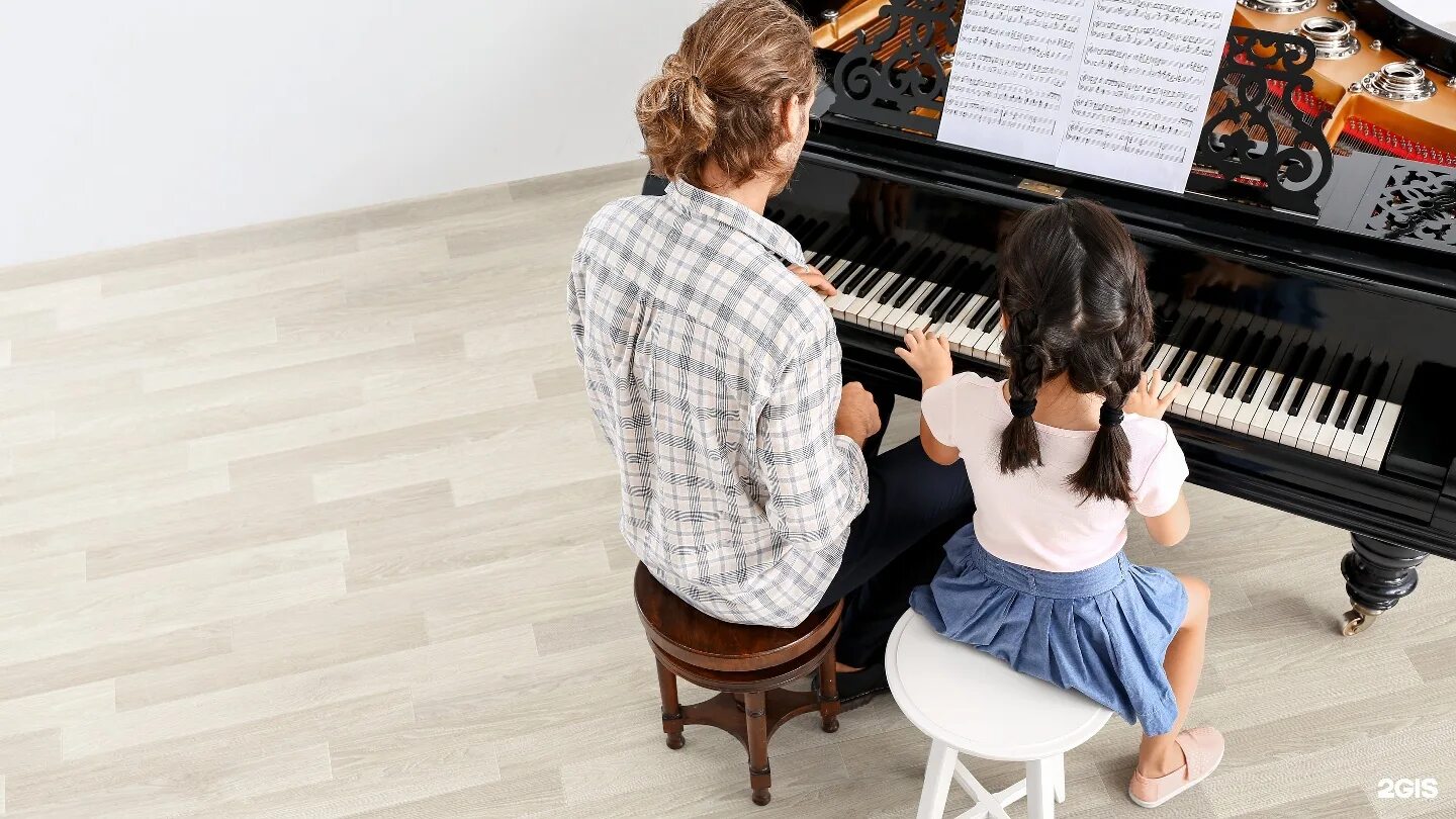 Бабушка учит девочку на пианино. Children Play the Piano. Парень учит играть на пианино. Playing the Piano at Home. Sister play piano