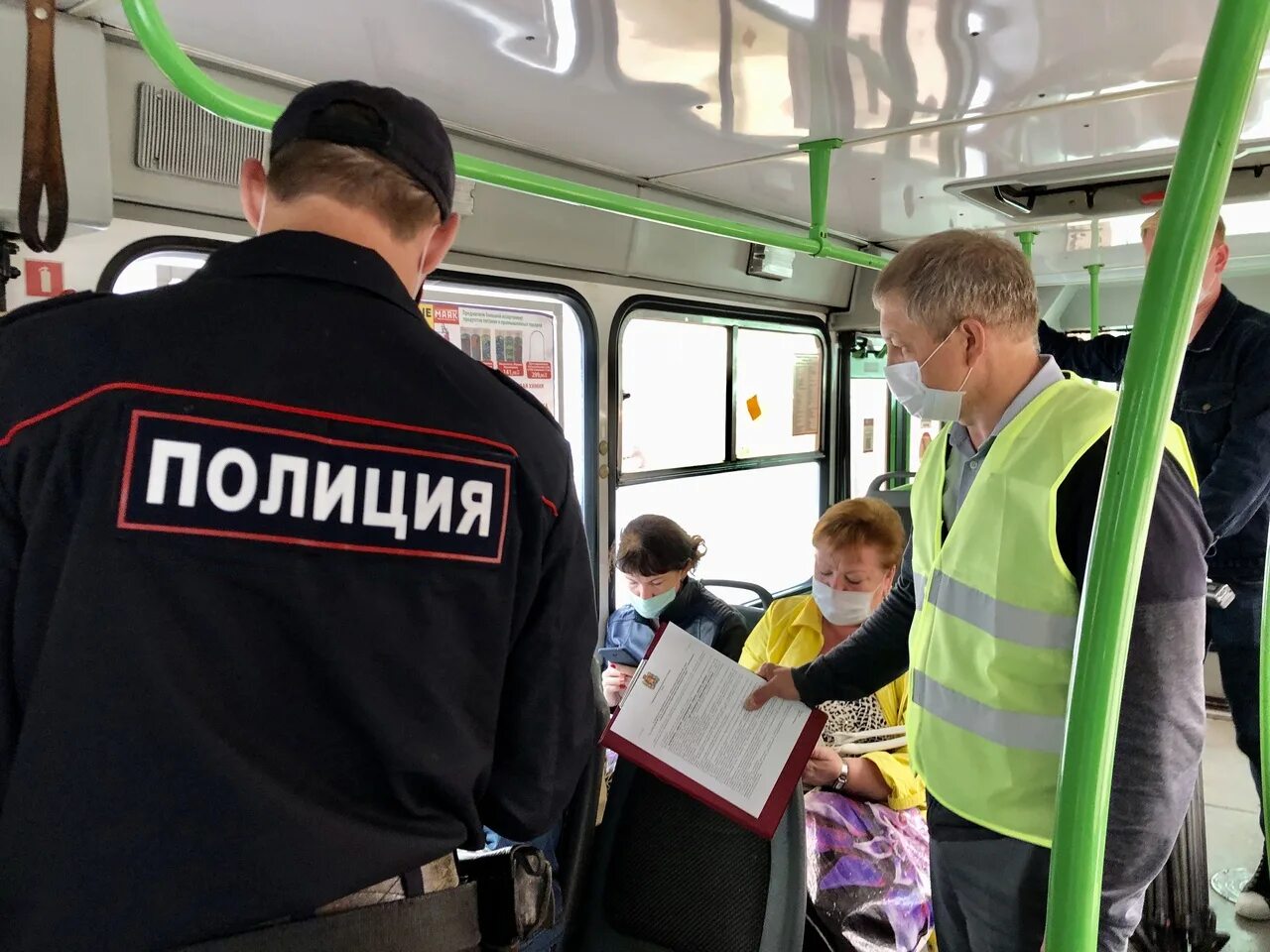 Полиция проверяет маски в автобусах. Полицейский в общественном транспорте. Полицейский автобус. Автобус "полиция".