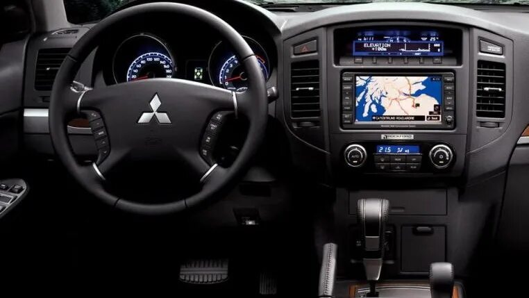 Купить б/у Mitsubishi Pajero IV 3.2d AT (170 л.с.) 4WD дизель автомат в Москве: 