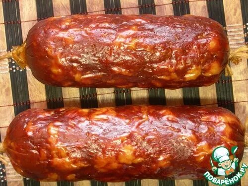 Колбаса потом. Колбаса потом. Колбаса медведовский мясокомбинат. Колбаса в сеточке. Колбаса домашняя жареная.