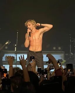 Ross Lynch. https://www.instagram.com/ross_lynch. 