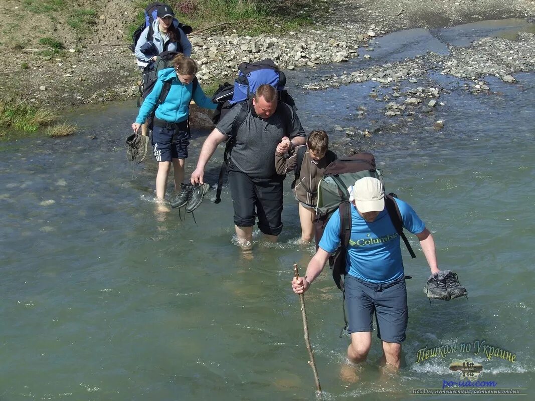 идущий по реке. во сне переходить реку вброд к чему снится. группа туристов. река ассара вброд. вброд в туризме.