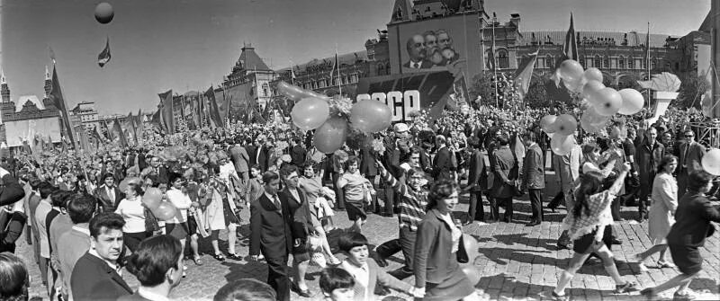 Город Горький 1 мая. Первомайская демонстрация в Киеве 1986. Первомай в Москве 1955г. Первомай парад СССР.