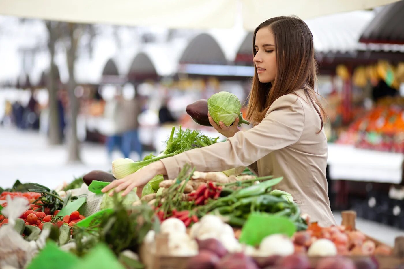 Как стать овощем. Женщина с продуктами. Девушка на овощном рынке. Девушка с овощами и фруктами. Девушка в овощном магазине.