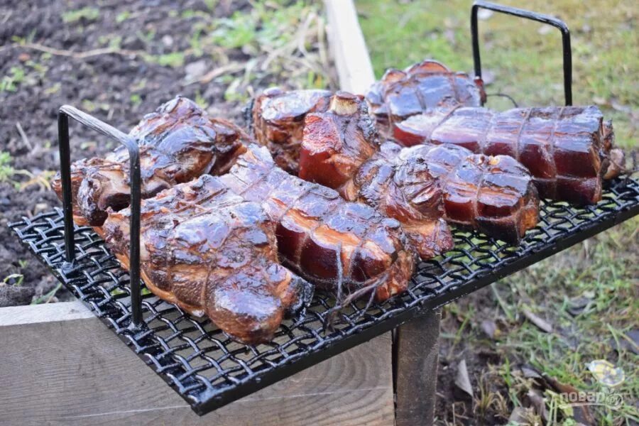 Копчёное сало в коптильне горячего копчения. Мясо горячего копчения в коптильне. Копченое сало горячего копчения. Копчение грудинки в коптильне. Холодное копчение в домашних грудинки