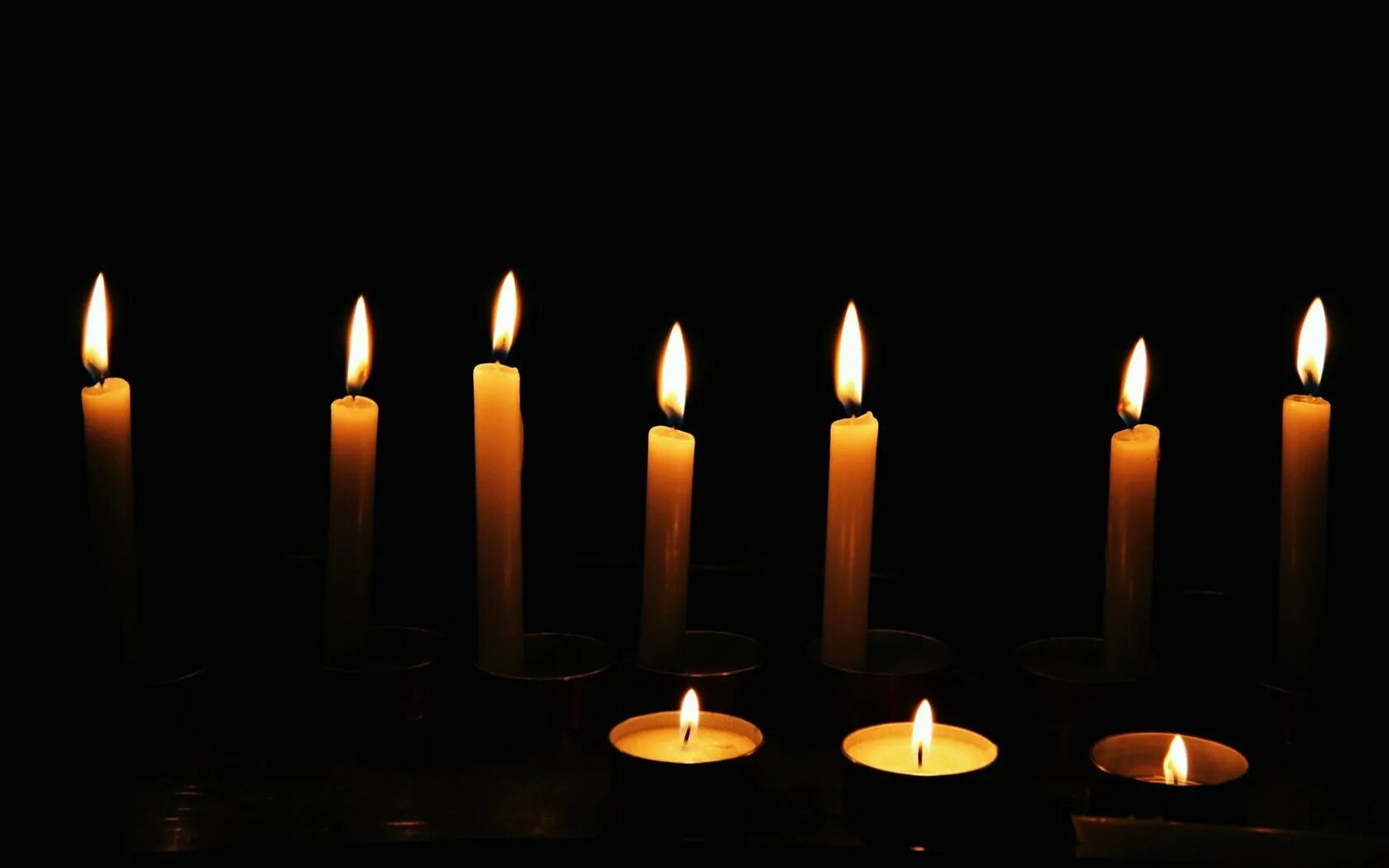 В пламени свечи. Фон со свечкой. Траурный фон. Свеча на темном фоне. Свеча на черном фоне.