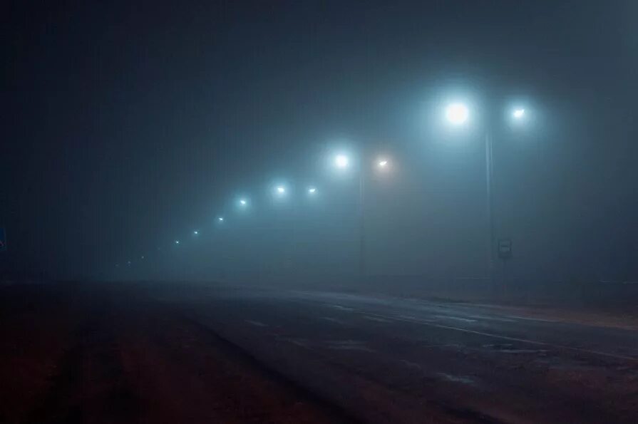 Дорога белела освещенная месяцем. Туман на дороге ночью. Ночь трасса туман. Ночная трасса в тумане. Туман на трассе ночью.