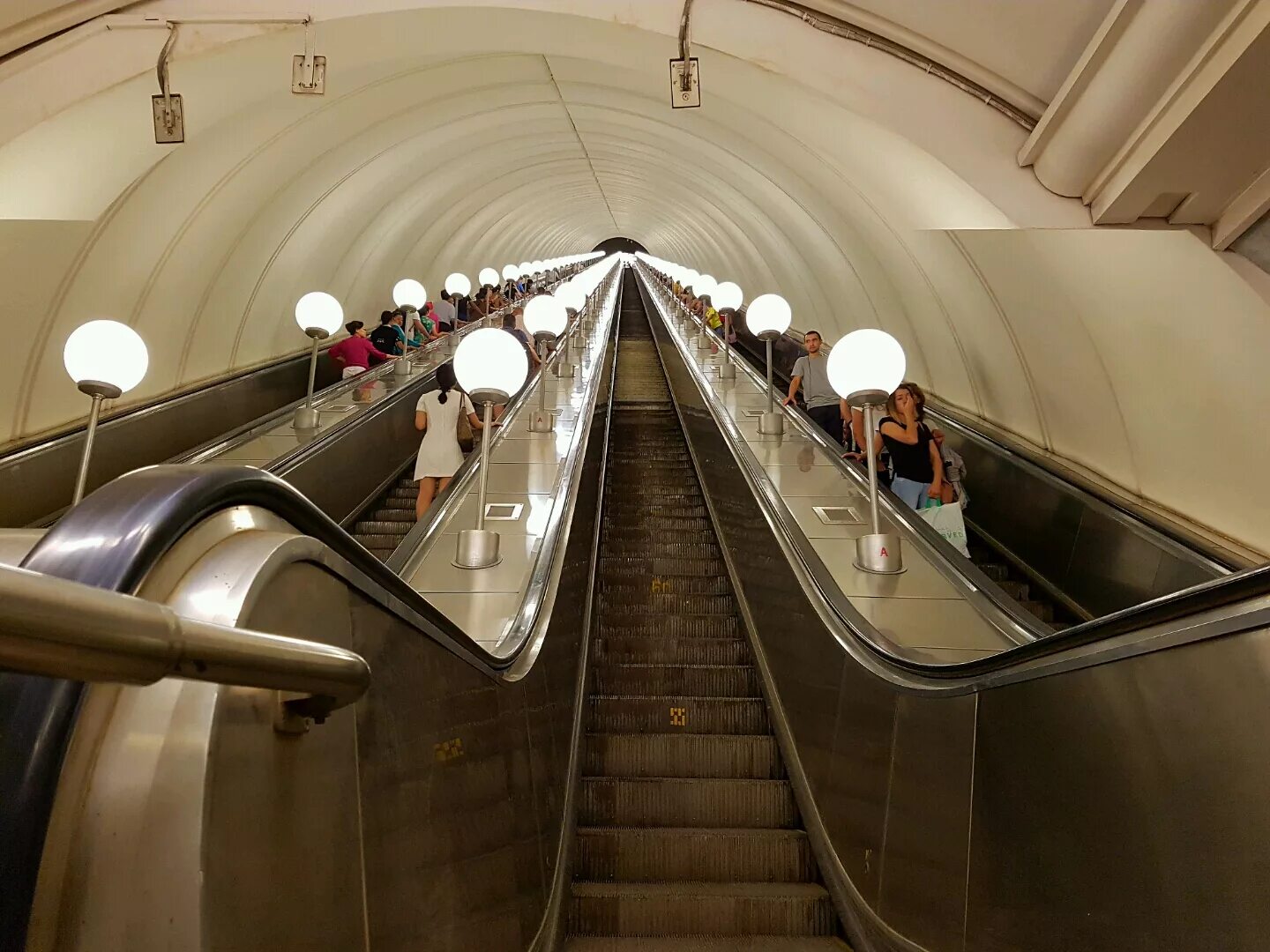 Сами глубоки метро. Парк Победы Москва метро эскалатор. Станция метро парк Победы эскалатор. Парк Победы станция метро Москва эскалатор. Эскалатор на станции парк Победы.