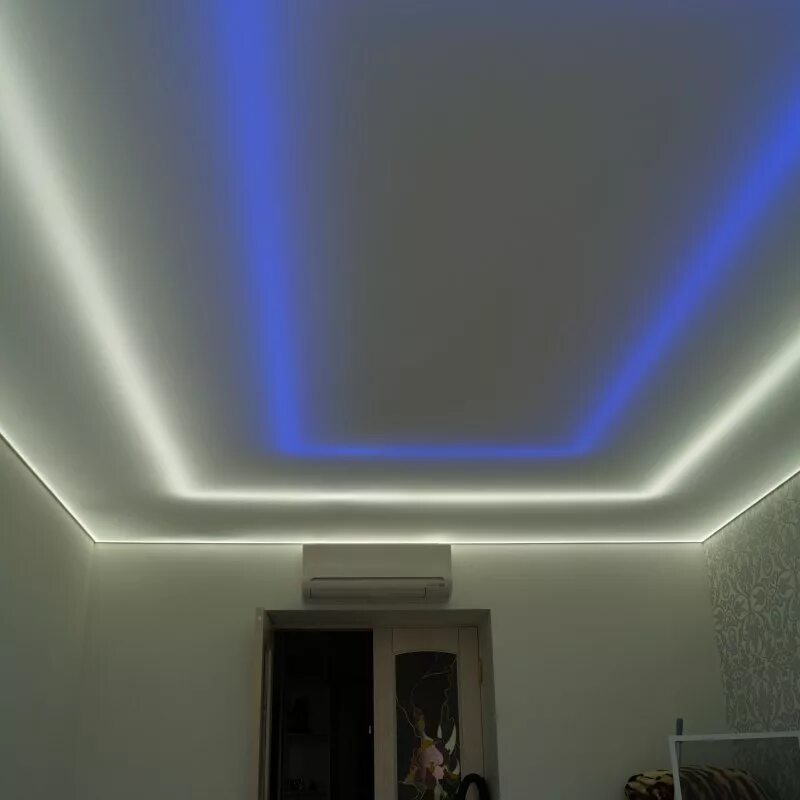 Подсветка внутри потолка. Потолок с подсветкой. Натяжные потолки с подсветкой. Натяжной потолок с подсветкой изнутри. Подсветка под натяжным потолком.