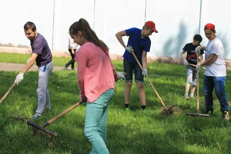 Какое участие вы принимали в общественном труде. Формы общественного труда. Школьники на школьном дворе. Общественно-полезная деятельность в школе. Польза труда в жизни человека.