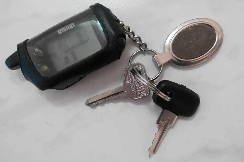 Ключи от машины. Ключи от машины с брелком. Найдены ключи от автомобиля. Настоящие ключи.