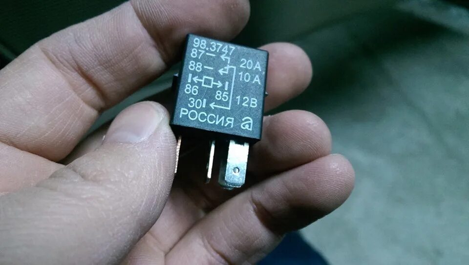 Реле противотуманных фар тойота королла 150. Схема подключения противотуманных фар от аккумулятора. Реле птф 98. Реле включения противотуманных фар 40а. Колодка соединения реле противотуманных фар.