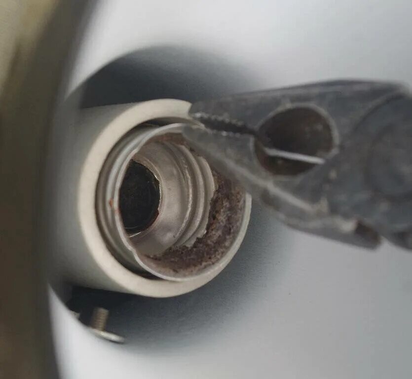 Колба лампы накаливания. Как вытащить цоколь. Как вытащить цоколь. Лопнувшая лампочка. Лампочка которая втыкается в патрон.