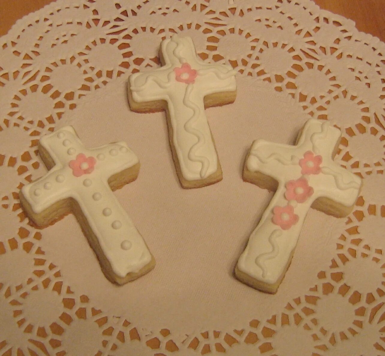 Рецепт крестов на крестопоклонную неделю. Обрядовое печенье кресты. Печенье кресты на Крестопоклонной. Крещенские кресты печенье. Обрядовое печенье на крещение.