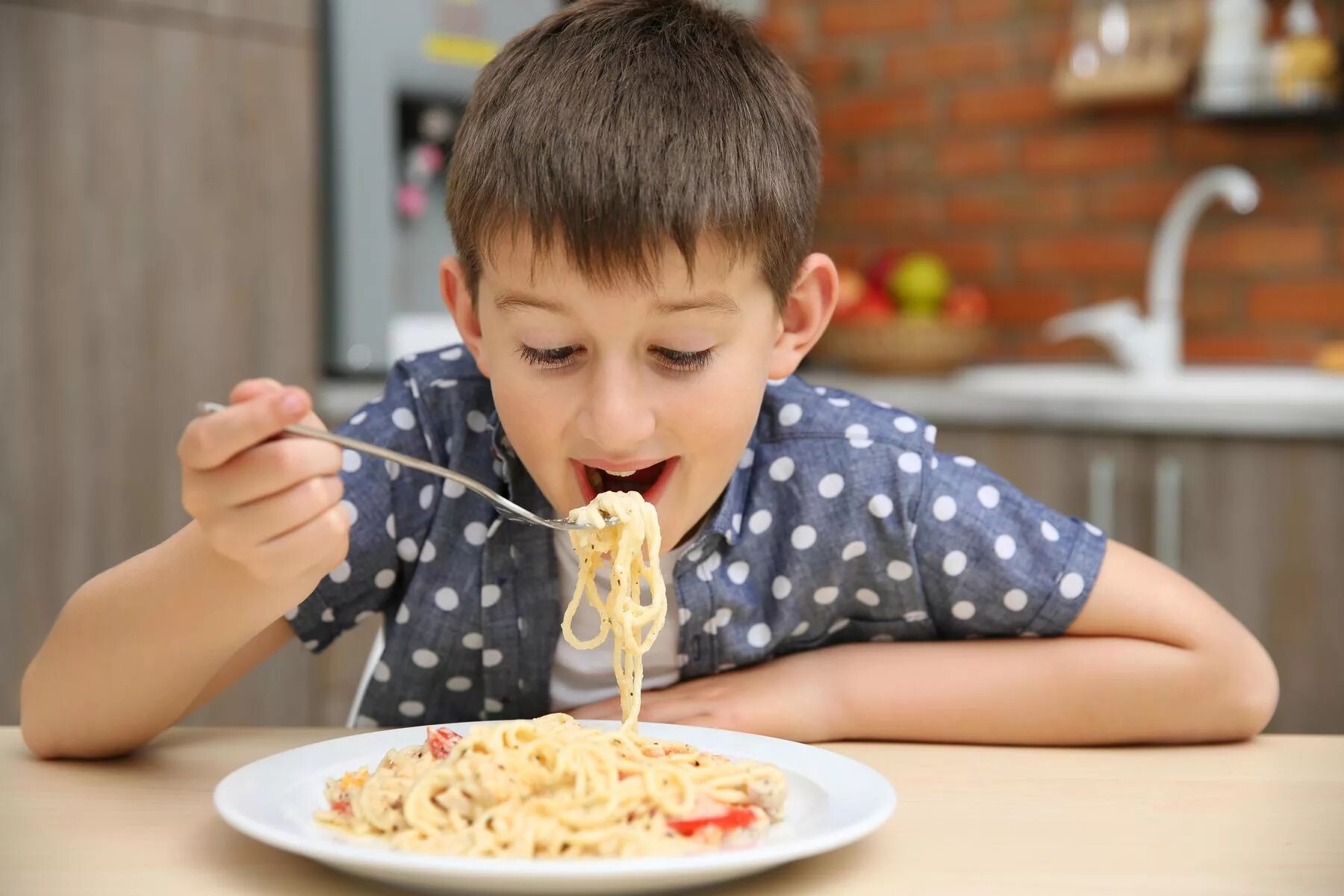 Покажи где едят. Мальчик кушает. Дети обедают. Мальчик ест макароны. Мальчик завтракает.