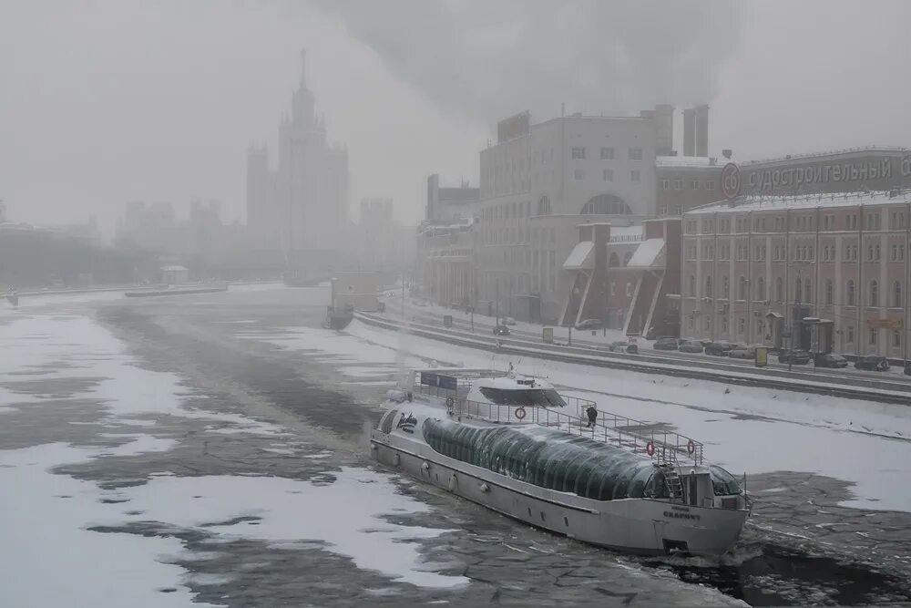 москва холодный город. москва холодный город. москва холодный город. сильная метель. люди в городе зимой.