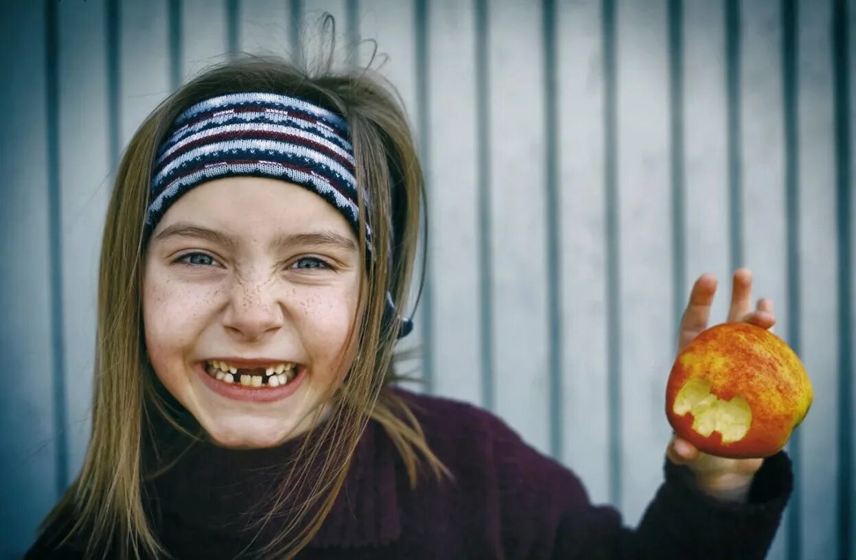 Включи фотография. Женщина с камерой. Лицо любой девочки. Девушка с фотоаппаратом. Забавные фото людей.
