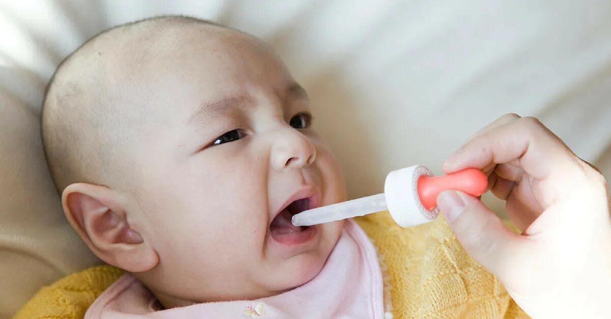 У месячного ребенка температура и сопли. Насморк у грудного ребенка. У ребенка кашель и сопли и температура 37. У месячного ребенка температура и сопли. Капли в нос новорожденному.