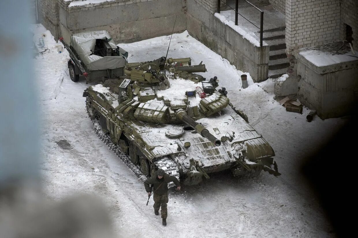 Авдеевка сдается. Танки всу авдеевка. украинские танки в авдеевке. танк на войне зима на украине. танки рф на авдеевку.