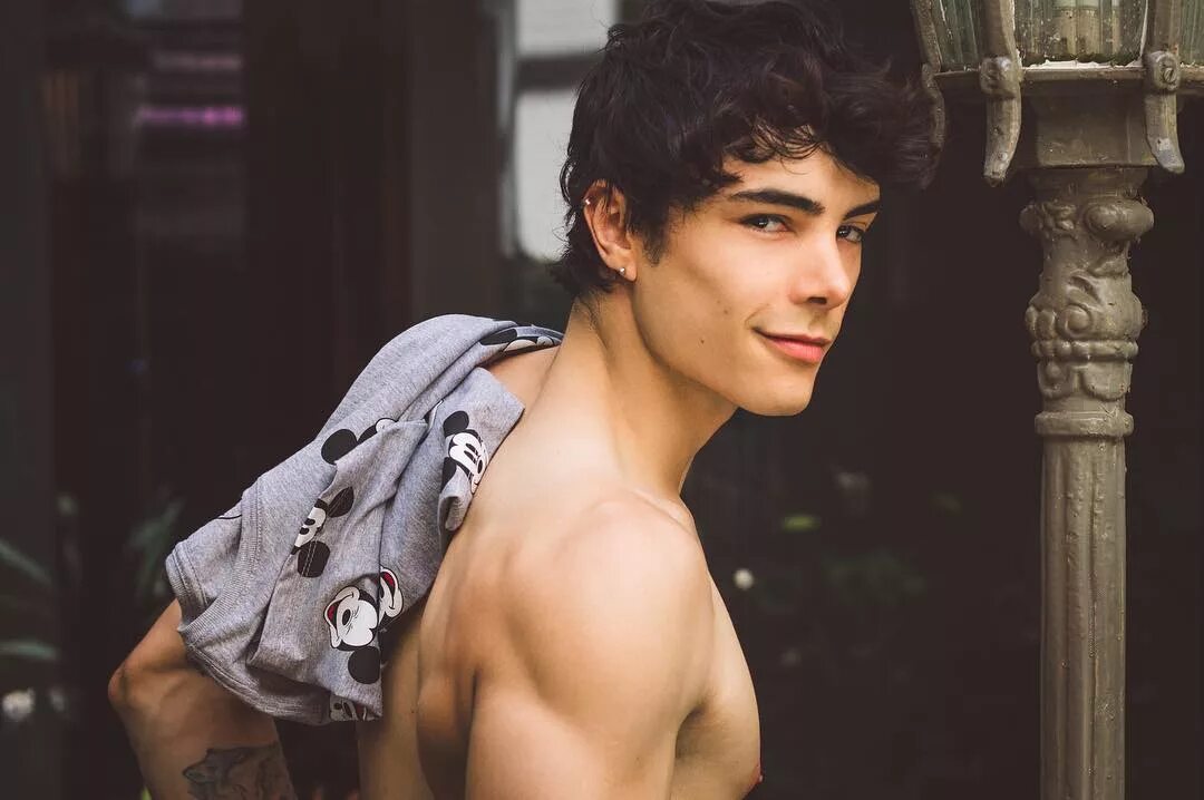 Пейтон торс. Hot boy was. Кубинцы молодые. Милитари хот бойс. Даниэль прессак.