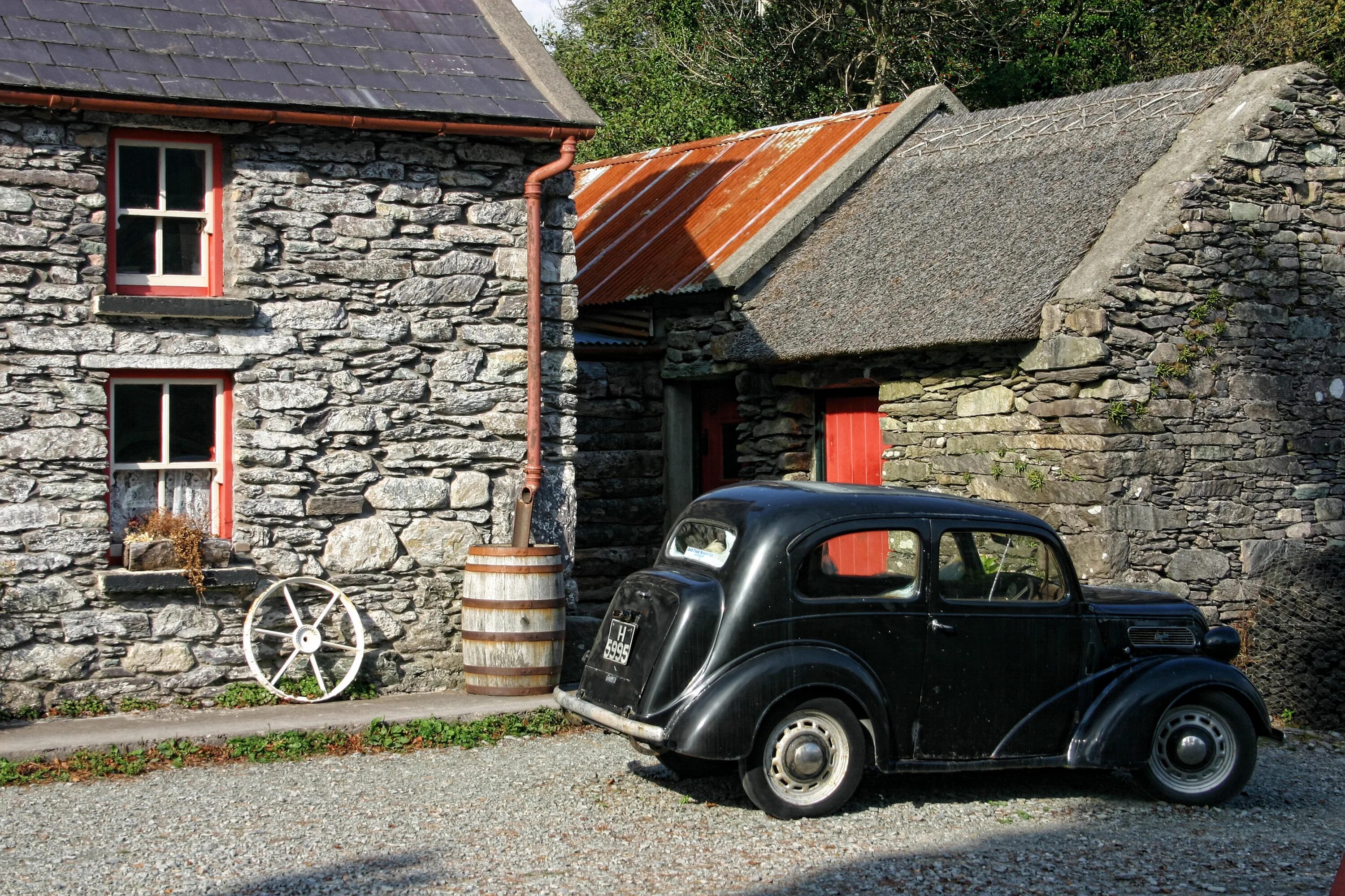 Старый каменный дом. Старинные каменные дома. Старый каменный домик. Ирландские машины.