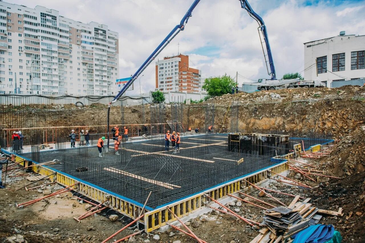 Стройка котлован. Мурино стройка котлован. Жк на котловане в москве. Стройка котлован. Этап строительства котлован.