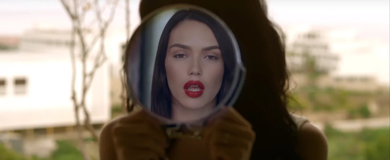 Песня я перепутала что любовь. Серебро группа перепутала. serebro перепутала. серебро перепутала клип. серябкина перепутала.