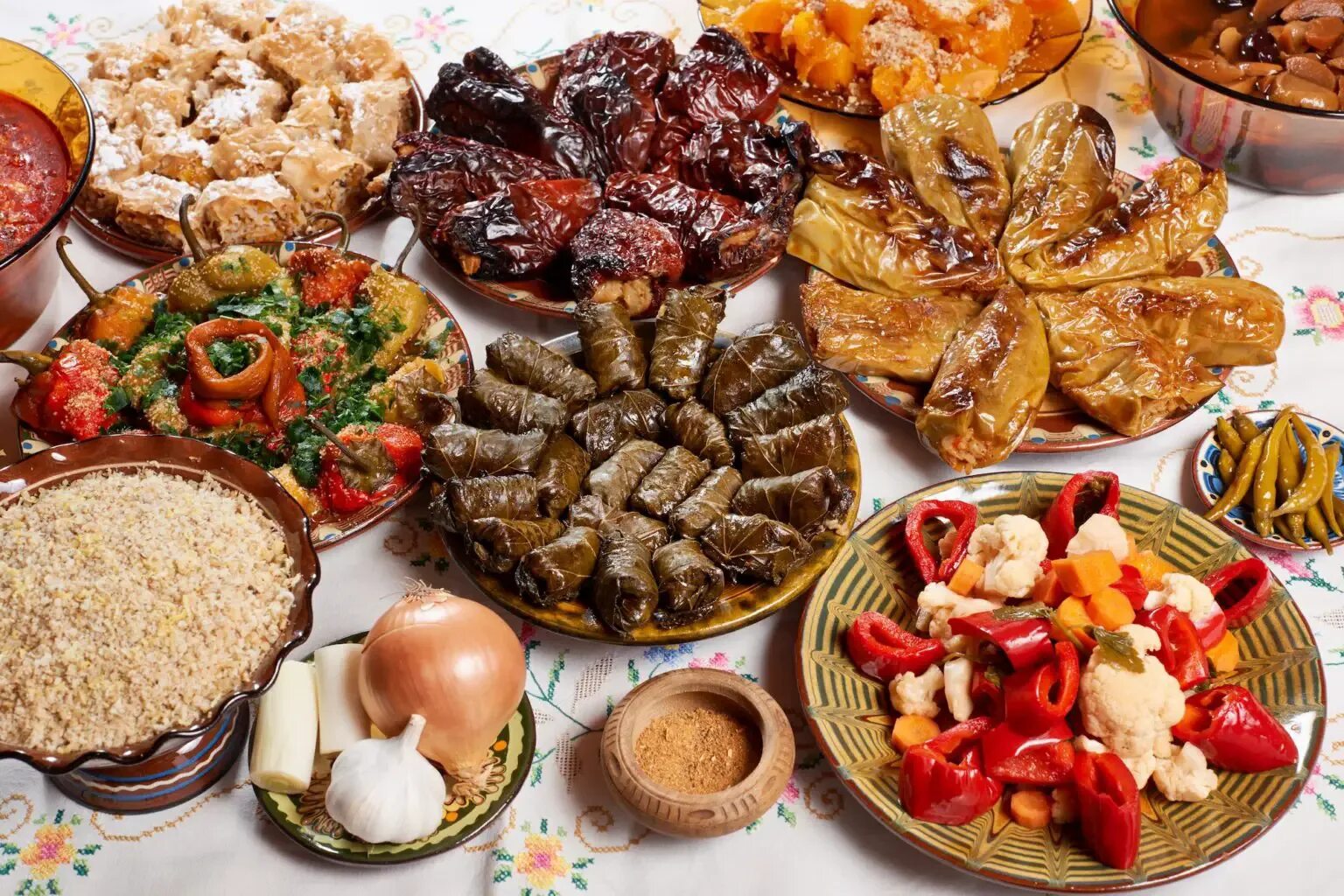 Еда национальные блюда. Болгария нац кухня. блюда на столе. стол с едой. стол с армянскими блюдами.