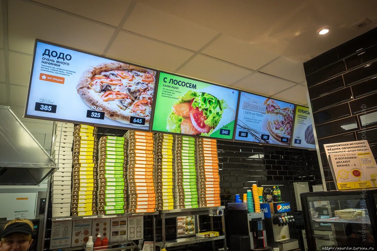 Додо майкоп. Додо пицца меню на экранах. Додо телевизоры. Додо пицца экраны. Додо пицца касса.