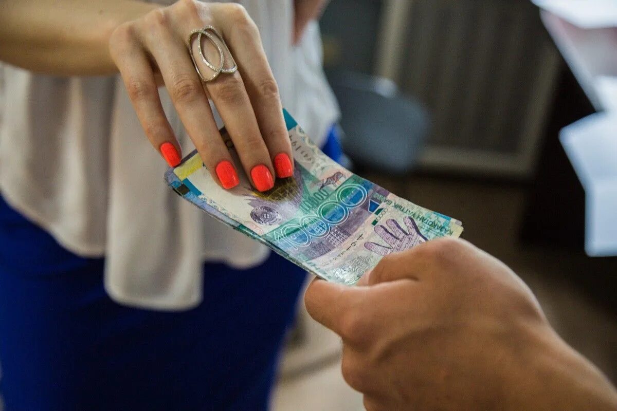 Студент получил гонорар в размере 700