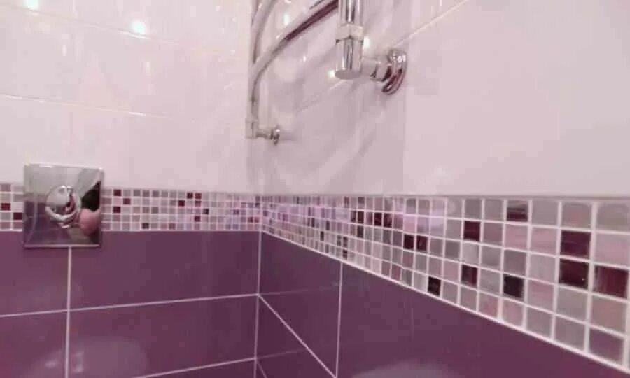 Плитка в ванной цвет затирки. Розовая плитка для ванной. Фиолетовая плитка для ванной. Белая плитка с сиреневой затиркой. Затирка для розовой плитки.