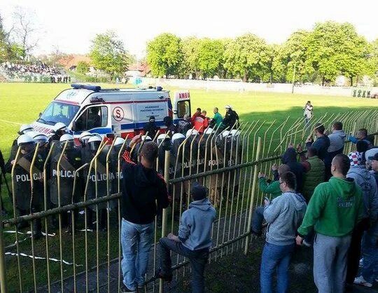 Драка милиции и фанатов на стадионе. Полиция стадион