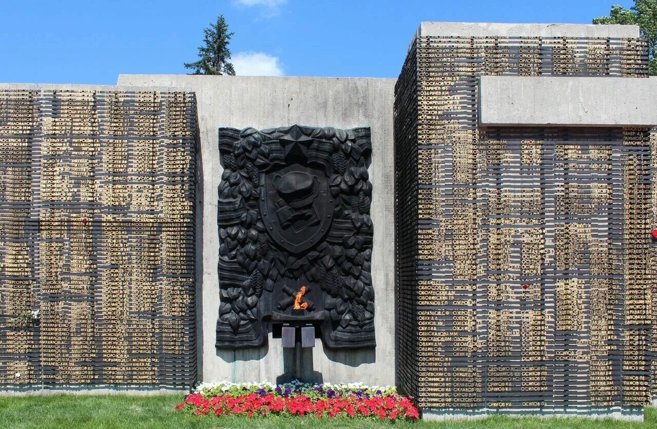 Мемориал славы барнаул. Мемориальный комплекс Барнаул. ФИО мемориал Барнаул. Барнаул памятник первой мировой. Первый памятник в Барнауле.