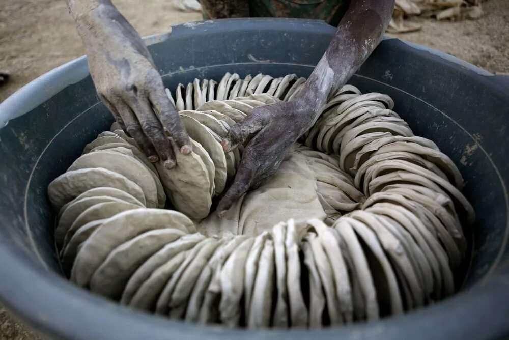 Где едят людей страна. Глиняные лепешки на Гаити. Лепешки из глины в Африке. Лепешки из грязи на Гаити. Лепешки из глины на Гаити.