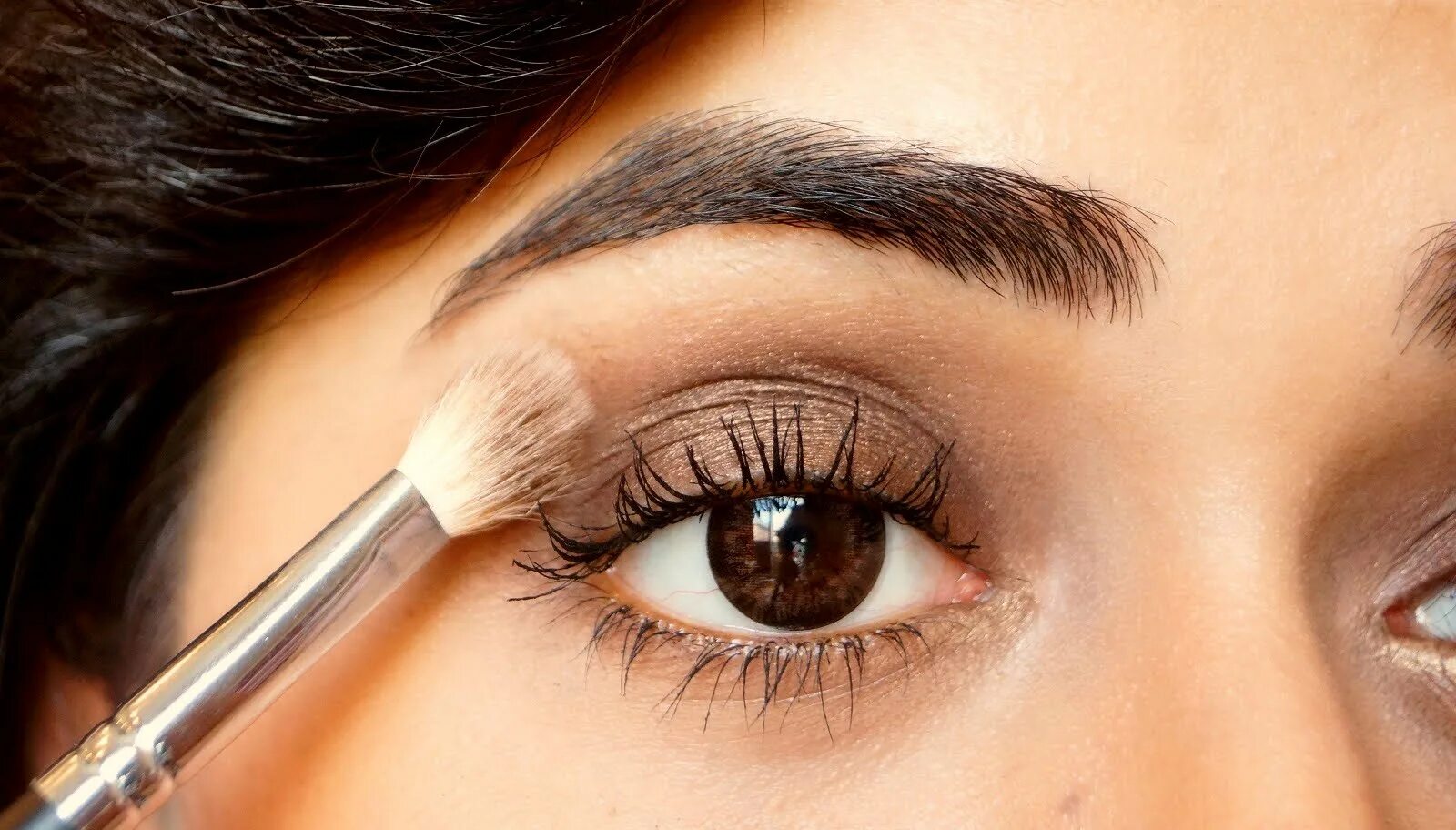 How to do make up. How to apply eyeshadow. eye brush for applying. bold eye makeup &amp; how to improve your eyeshadow game. easy on the eyes.